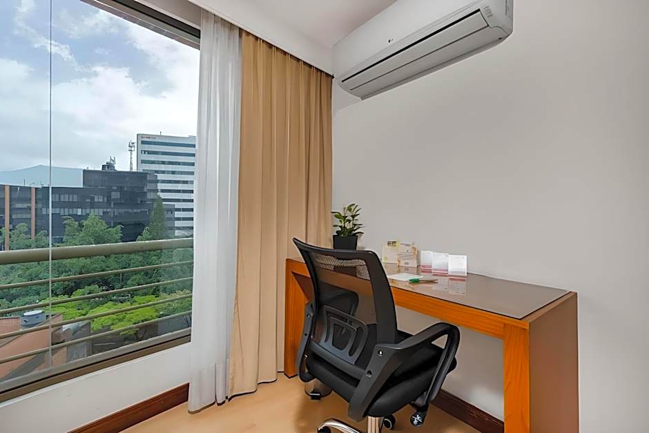 Leblón Suites Hotel