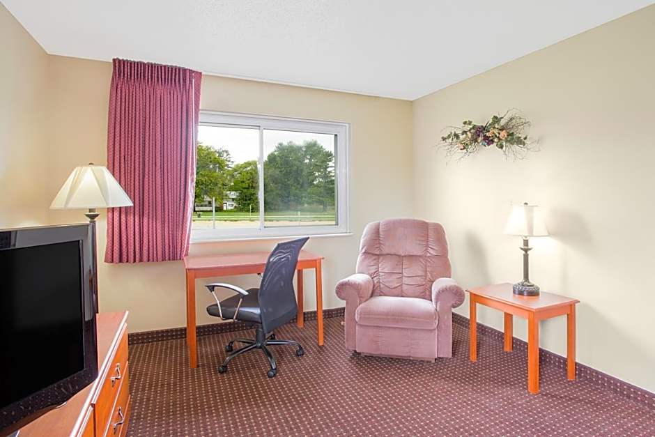 Super 8 by Wyndham Waverly