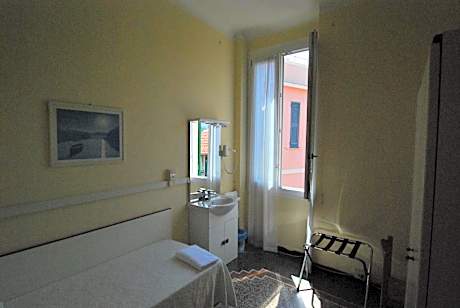 Single Room with Shared Bathroom