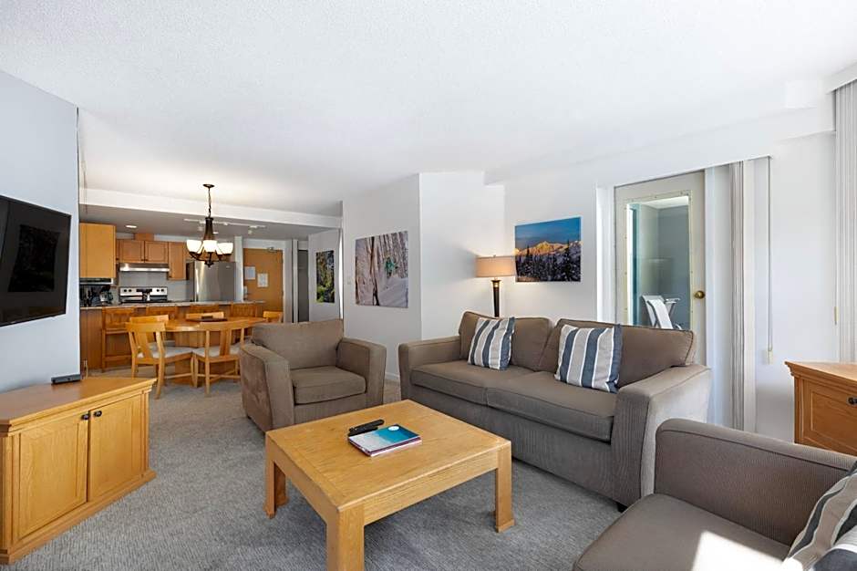 The Woodrun Lodge by Whiski Jack