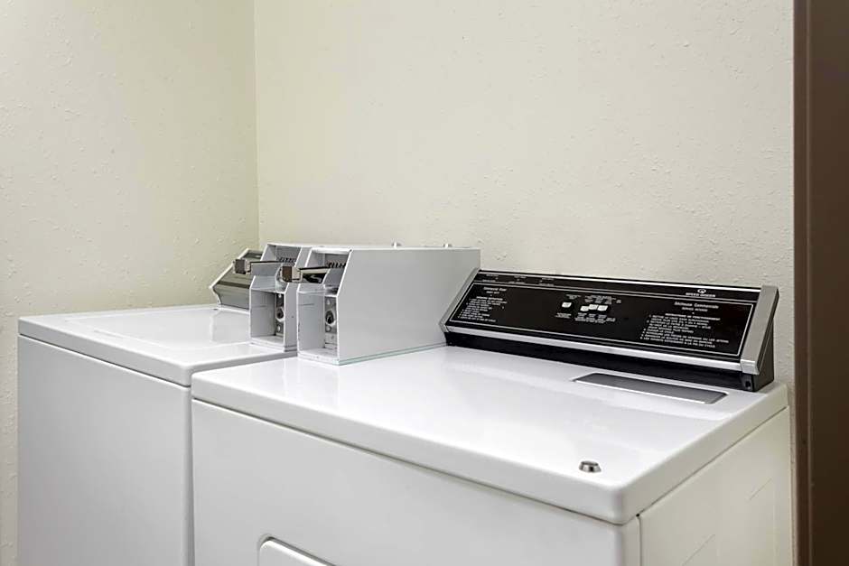 Super 8 by Wyndham Prince Albert