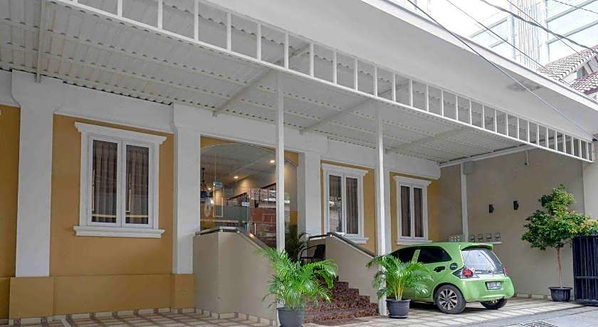 SANS Hotel Empress Simpang Lima