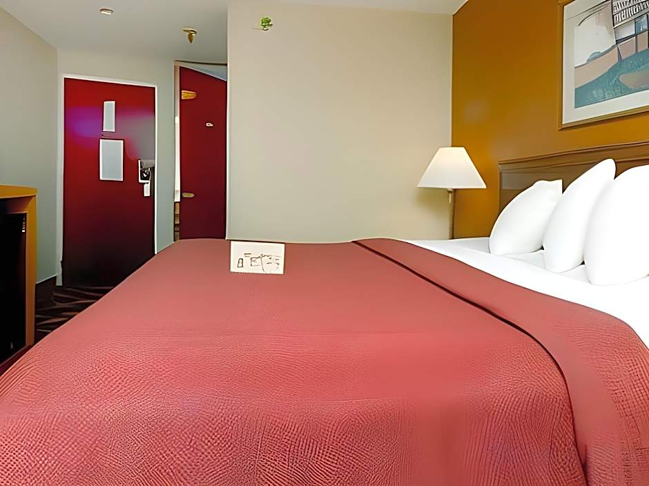 Quality Inn & Suites Kansas City I-435n Near Sports Complex