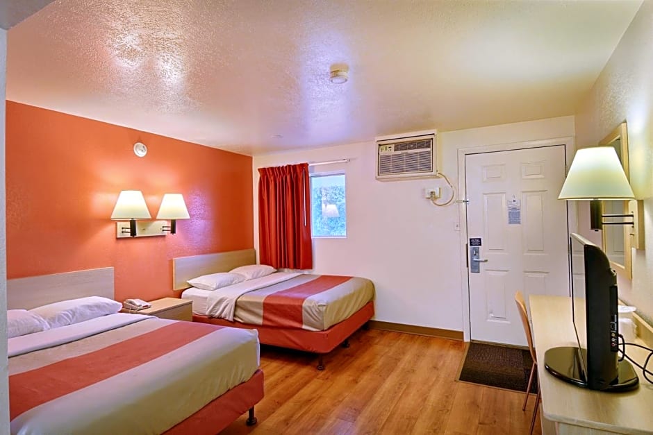 Travelodge by Wyndham Brattleboro VT