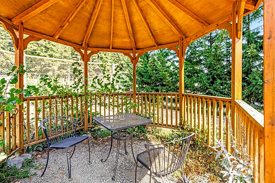 Mount Bretherton Room 8 at Mount Walker Inn