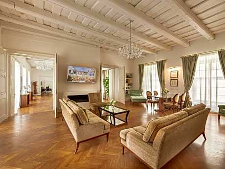 One-Bedroom Presidential King Suite with Kitchen and Dining Hall