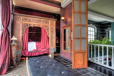 Scarlet Queen Room
