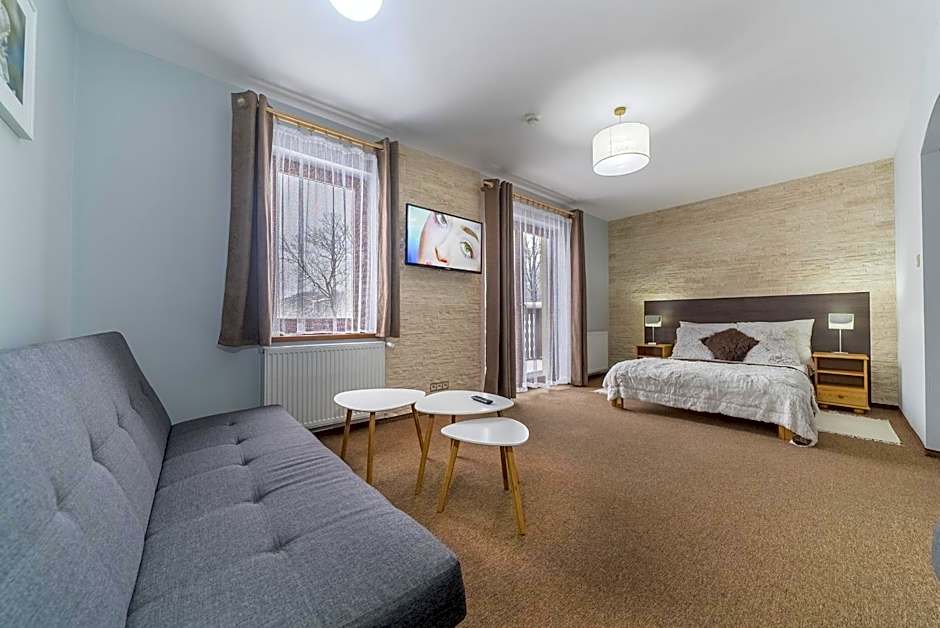 Nefryt - lodówka i czajnik w pokoju, dwa aneksy kuchenne ogólnodostępne, duży parking