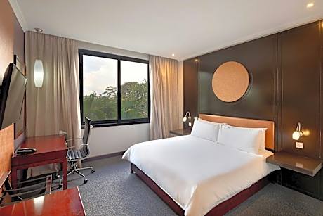 Deluxe Guest Room, 1 King, Garden View