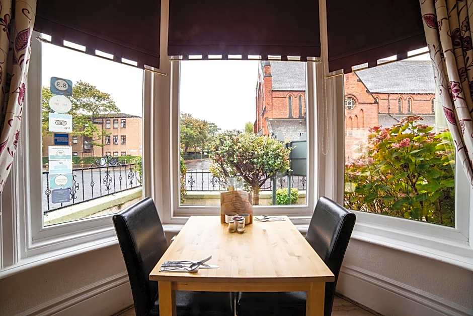 OYO The Douglas Hotel