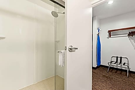 1 King Bed Non-Smoking Microwave And Refrigerator Work Desk Wi-Fi Full Breakfast