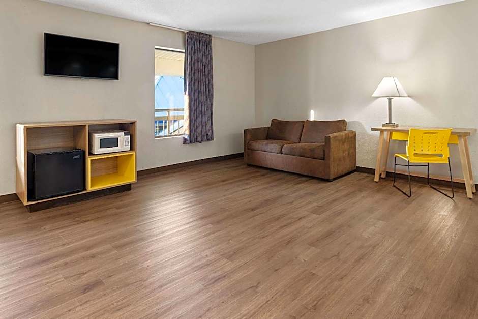 Days Inn & Suites by Wyndham Albany