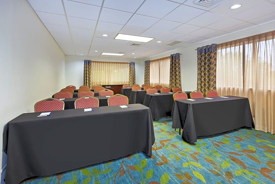 Candlewood Suites Grand Rapids Airport By IHG