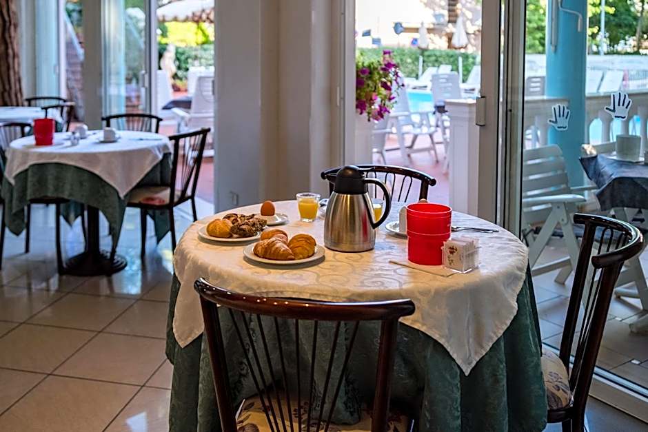 Hotel Villa dei Fiori - sul mare con piscina