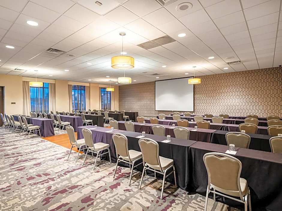 Crowne Plaza Milwaukee Airport by IHG