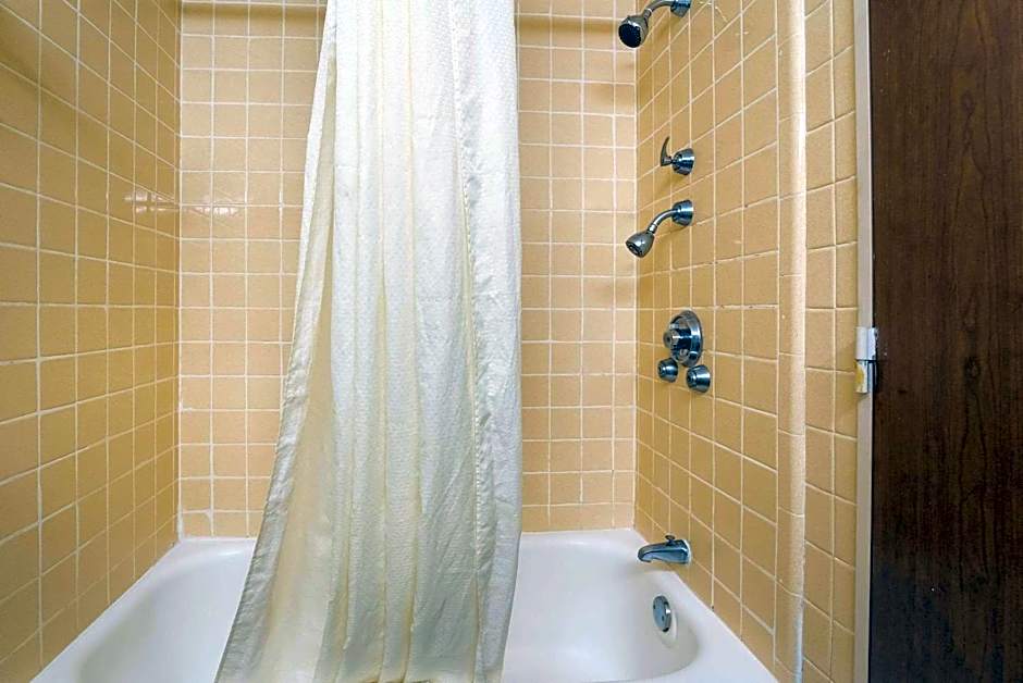 Perry Inn & Suites By Capital O National Fairground GA I 75