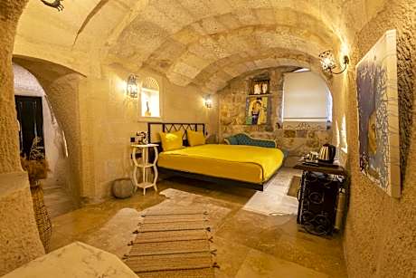 Imperial Cave Suite with Jacuzzi and Fireplace