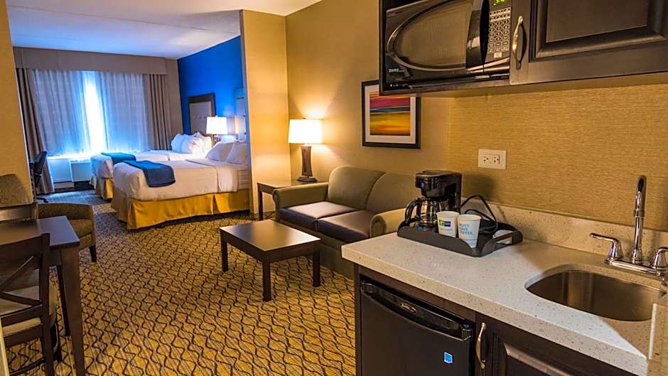 Photo 1 of 1 of 2 Queen Beds Suite