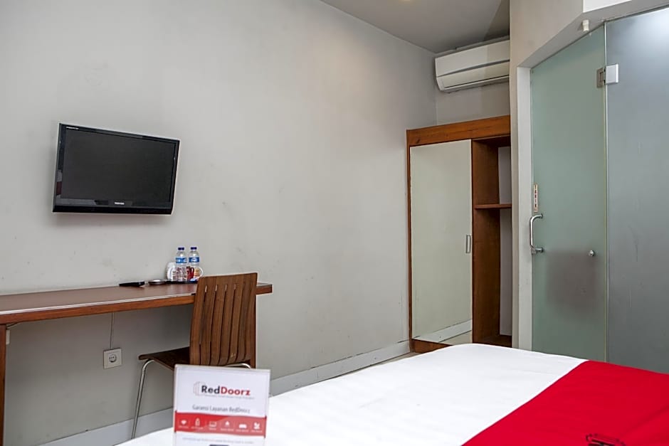 RedDoorz Plus near Asia Afrika 3