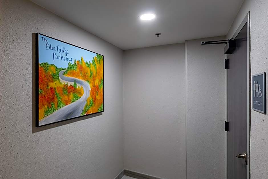 Rodeway Inn & Suites near Outlet Mall - Asheville