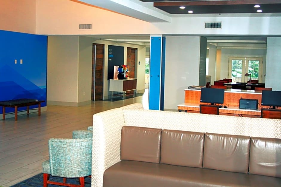 Holiday Inn Express Hotel & Suites Marina By IHG
