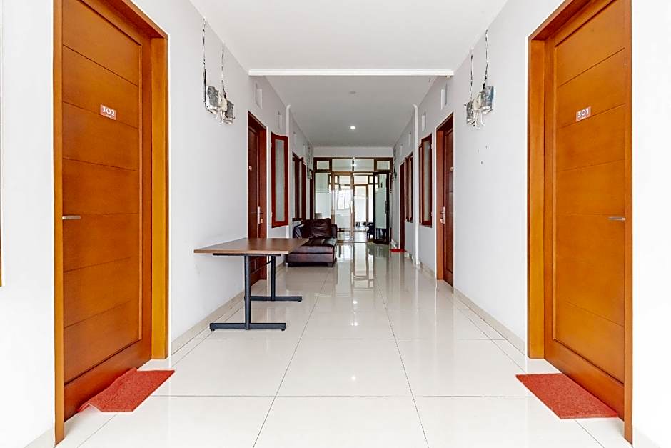 RedDoorz near Kiara Artha Park