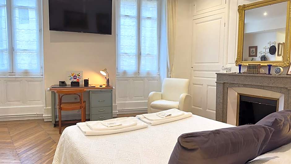 Chambre de charme au coeur du vieux Valence - Confort & Calme