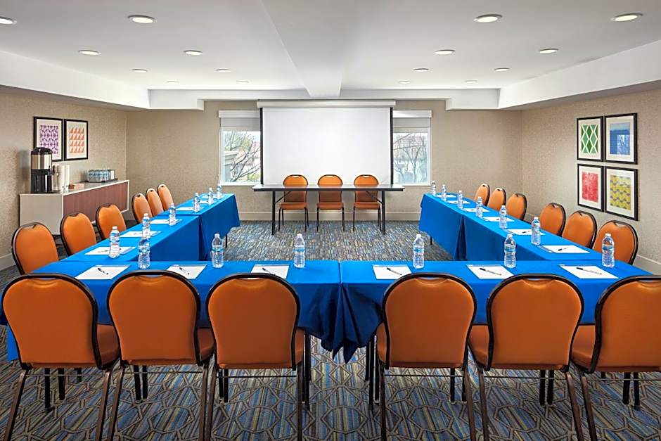 Holiday Inn Express Hotel & Suites Belmont By IHG