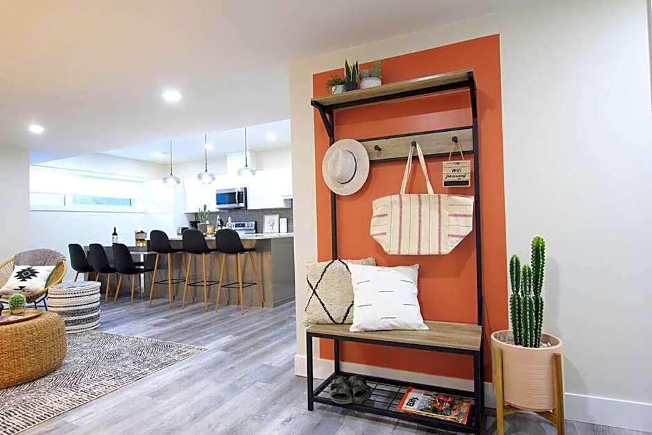 Executive Bsmt Suite, King Bed, 5 min to DT & Whyte Ave, Sleeps 6!