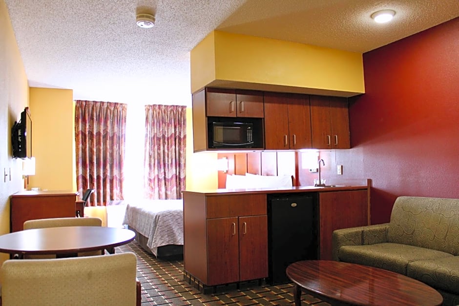 HomeTown Inn & Suites