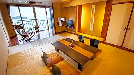 Deluxe Japanese-Style Room with Private Bathroom and Sea View