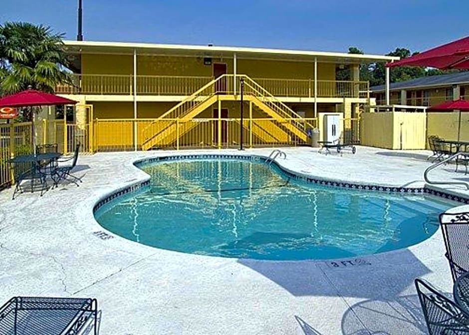 Econo Lodge Inn & Suites at Fort Benning
