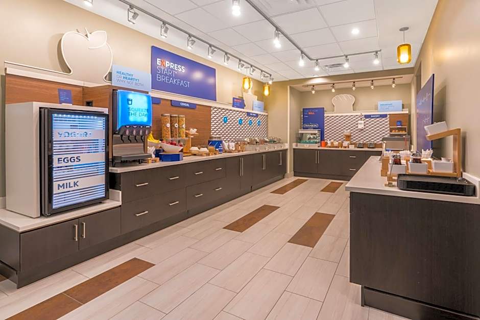 Holiday Inn Express and Suites Lake Havasu London Bridge By IHG