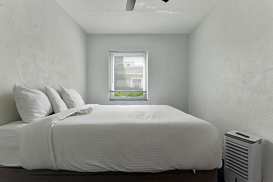 Oceanic Hotel & Barefoot Tiki Bar