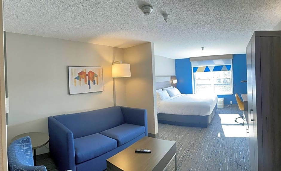 Holiday Inn Express & Suites Marquette, an IHG Hotel