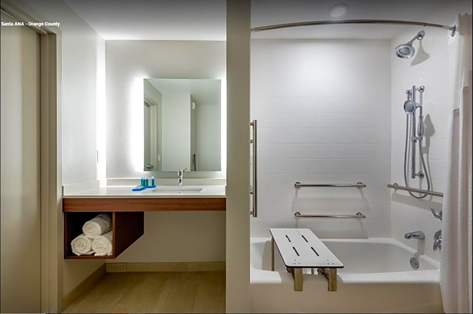 Holiday Inn Express & Suites Santa Ana - Orange County By IHG