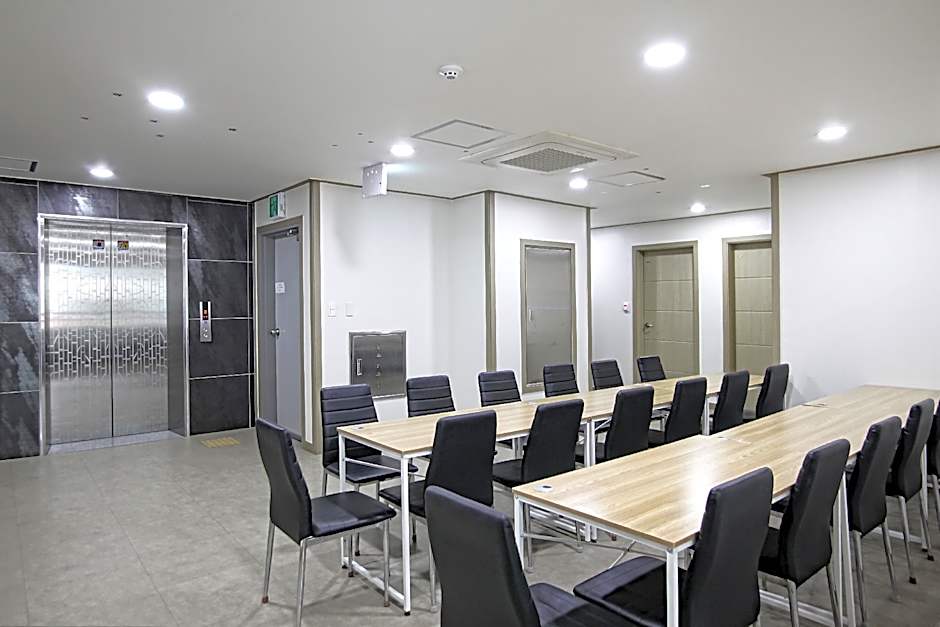 1% HOSTEL