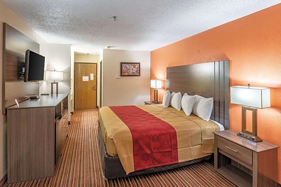 Econo Lodge Inn & Suites