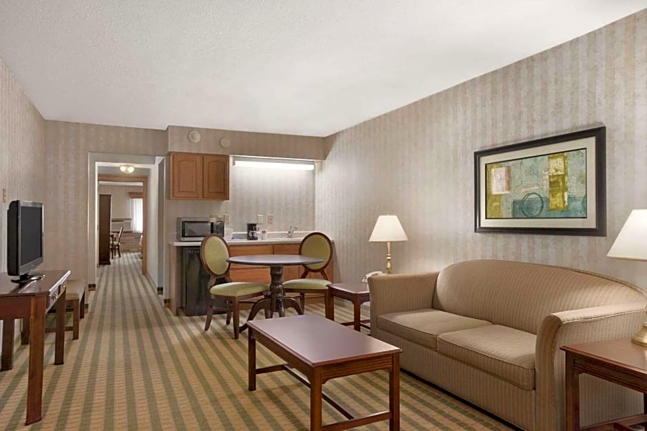 Ramada by Wyndham Saginaw Hotel & Suites