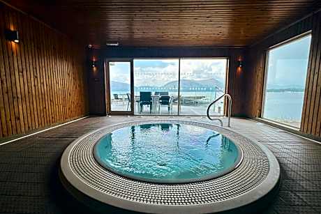 Holly Tree Hotel, Swimming Pool & Hot Tub