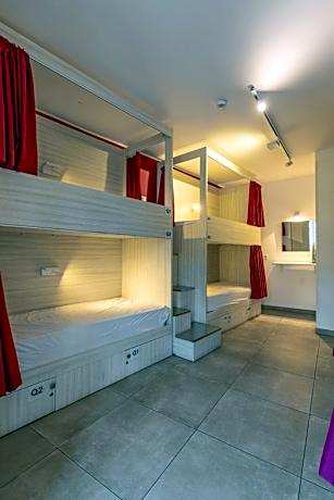 Bed in 6 -Bed Mixed Dormitory Room with Maltese Balcony and Sea View