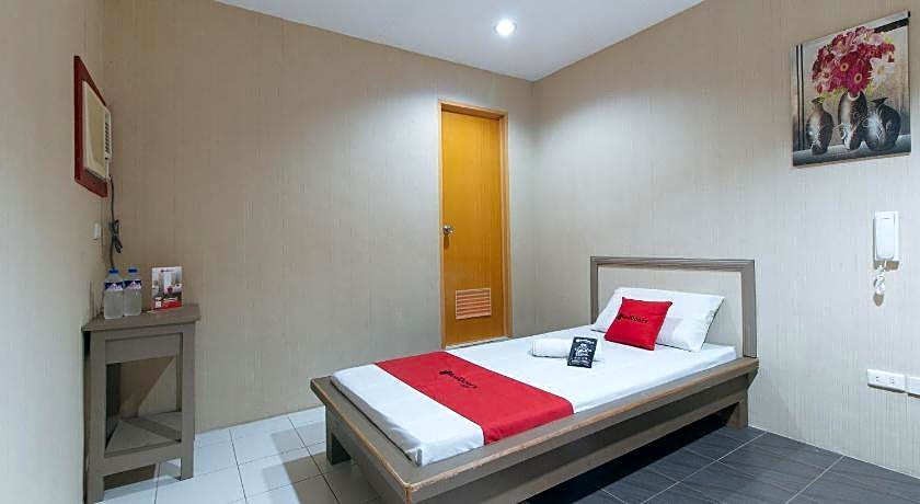 RedDoorz @ Bridgeway Hotel Tuguegarao City
