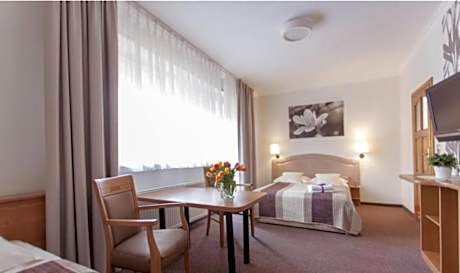 Villa Anna - Noclegi Rooms - FREE parking, taras, 1500m do Starówki