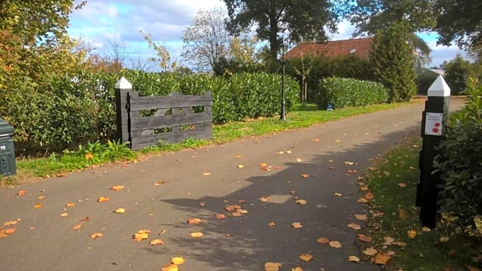 Pipowagen Lidewei Groningen Westerwolde unieke ligging met eigen tuin en vrij uitzicht over veld naar natuurgebied