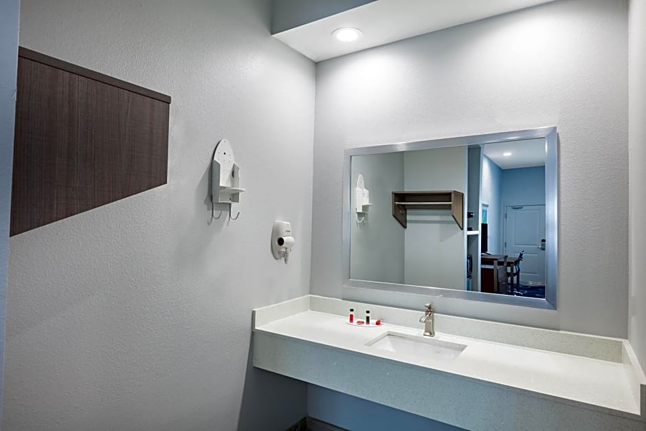 Baymont Inn & Suites Houston Hobby Airport