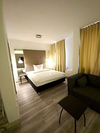 Comfort room with 1 Queen Bed