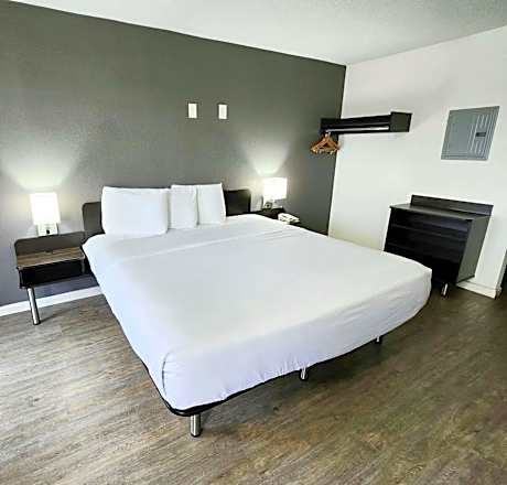 King Room with Roll-in Shower - Disability Access - Non-Smoking