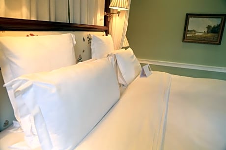 Junior Suite King Size Bed