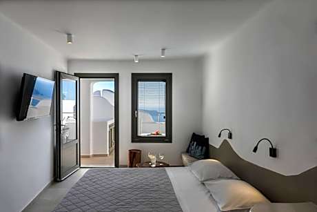 Superior Double Room with Outdoor Hot Tub and Caldera View