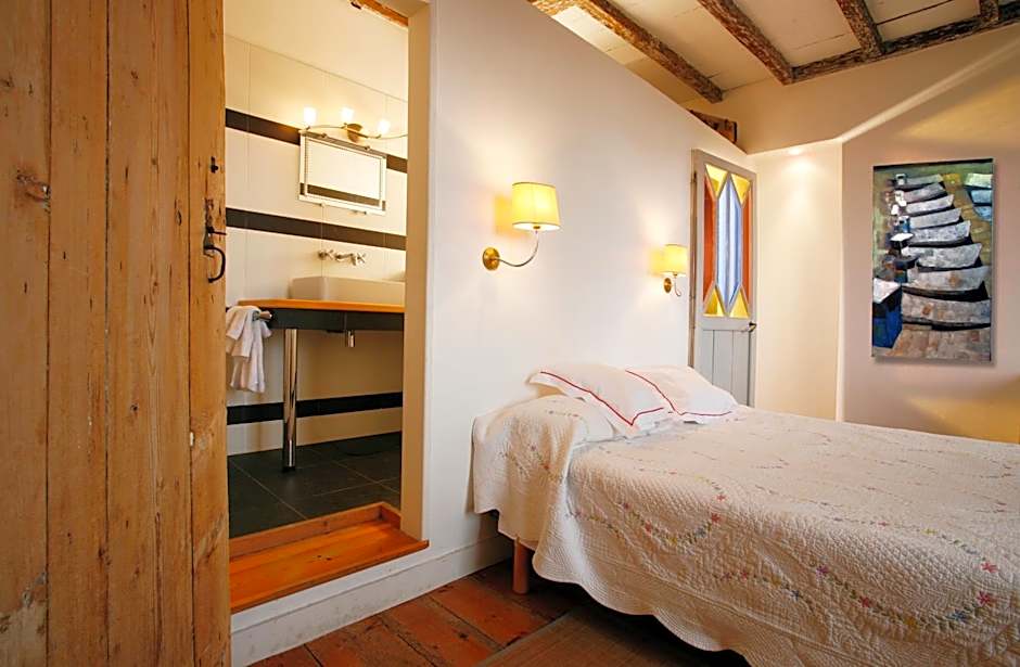 La Porte Rouge - The Red Door Inn